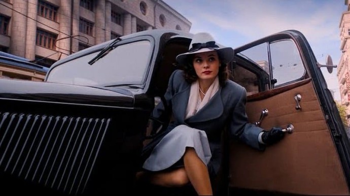 Галина Ковровская выходит из авто