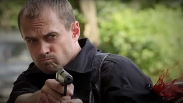 Криминальный боевик / Потерявший память не знает, он ли убил своих друзей Криминальный боевик / Потерявший память не знает, он ли убил своих друзей