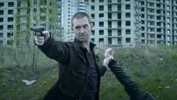 Большая криминальная игра с морем убийств и множеством переменных (2025)